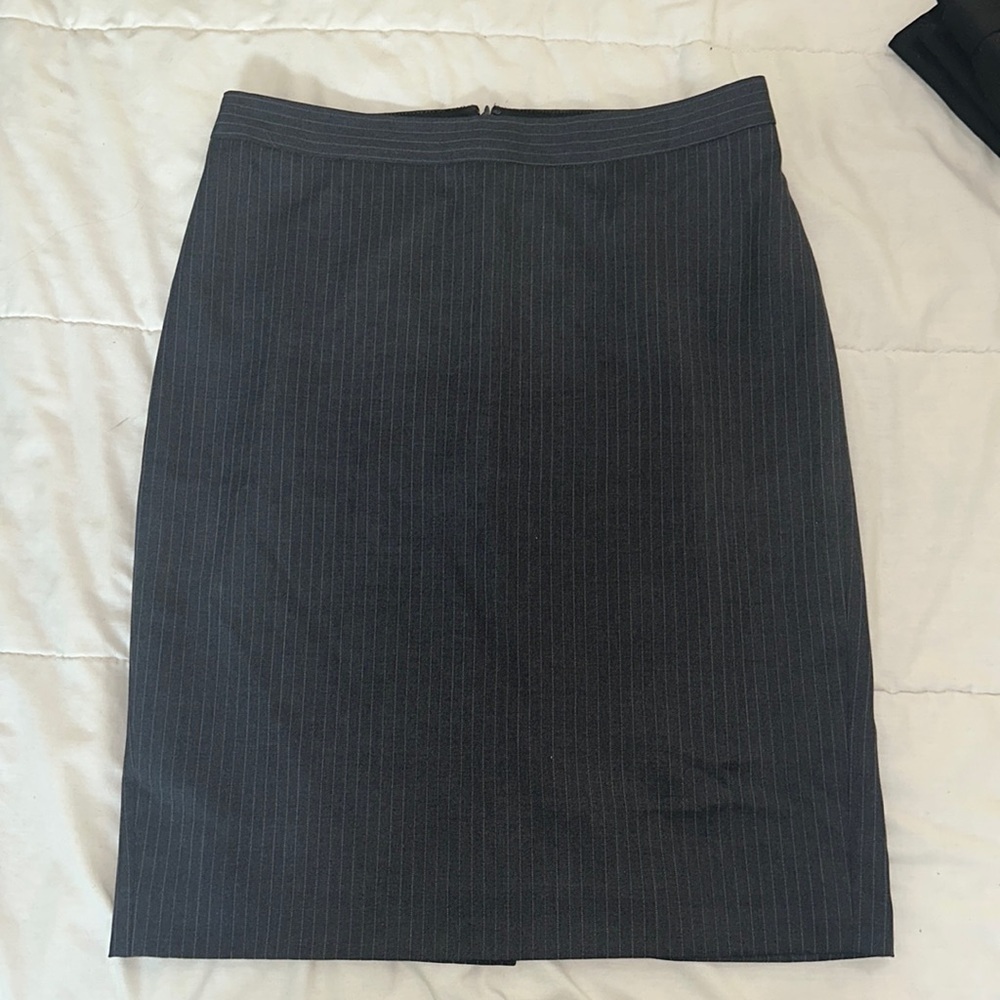 J.Crew sz 4 charcoal pinstripe Super 120s pencil skirt, excellent condition